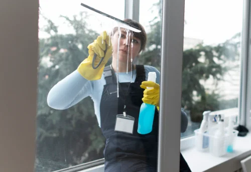 Nettoyage de vitres intérieures et extérieures aux Clefs